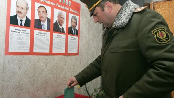 Důstojník běloruské armády byl mezi těmi,kteří měli už dnes možnost v předstihu volit.