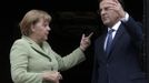 Greece's Prime Minister Antonis Samaras (R) talks with German Chancellor Angela Merkel in Athens October 9, 2012. Merkel arrived in Greece on her first visit since Europe's debt crisis erupted here three years ago, braving protests to deliver a message of support - but no new money - to a nation hammered by recession and fighting to stay in the Euro. REUTERS/Yorgos Karahalis (GREECE - Tags: POLITICS BUSINESS) Published: Říj. 9, 2012, 12:22 odp.