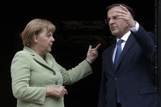 Greece's Prime Minister Antonis Samaras (R) talks with German Chancellor Angela Merkel in Athens October 9, 2012. Merkel arrived in Greece on her first visit since Europe's debt crisis erupted here three years ago, braving protests to deliver a message of support - but no new money - to a nation hammered by recession and fighting to stay in the Euro. REUTERS/Yorgos Karahalis (GREECE - Tags: POLITICS BUSINESS) Published: Říj. 9, 2012, 12:22 odp.