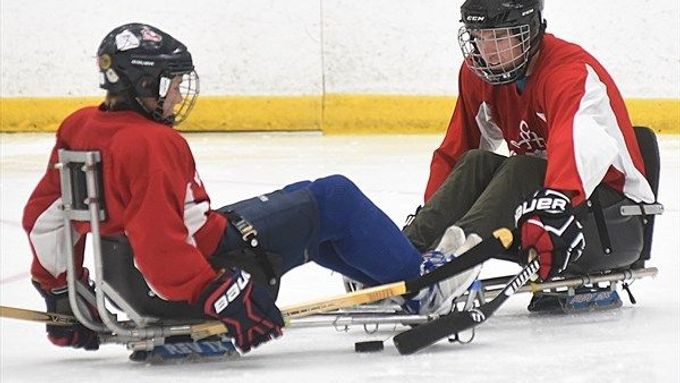 Kanadský útočník si v rámci charitativních her Jumpstart poprvé vyzkoušel sledge hokej.