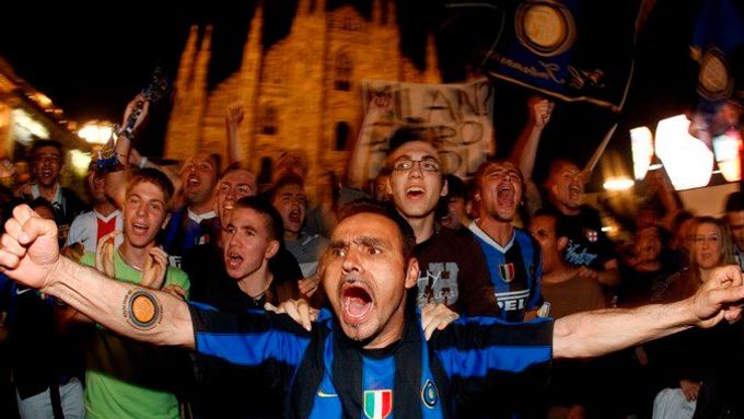 Světlice, vlajky a křik. Fanoušci Barcy a Interu slavili titul do rána