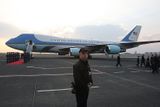 Média mu věnují téměř stejnou pozornost jako samotnému Obamovi - prezidentský speciál Air Force One na letiši v Ruzyni.