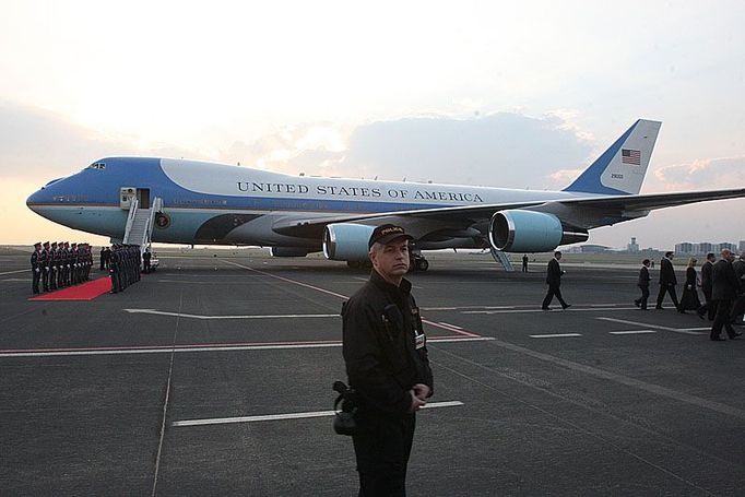 Média mu věnují téměř stejnou pozornost jako samotnému Obamovi - prezidentský speciál Air Force One na letiši v Ruzyni.