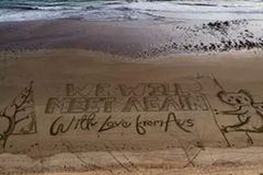 "Brzy se znovu uvidíme." Na australské pláži se objevil obří vánoční vzkaz turistům