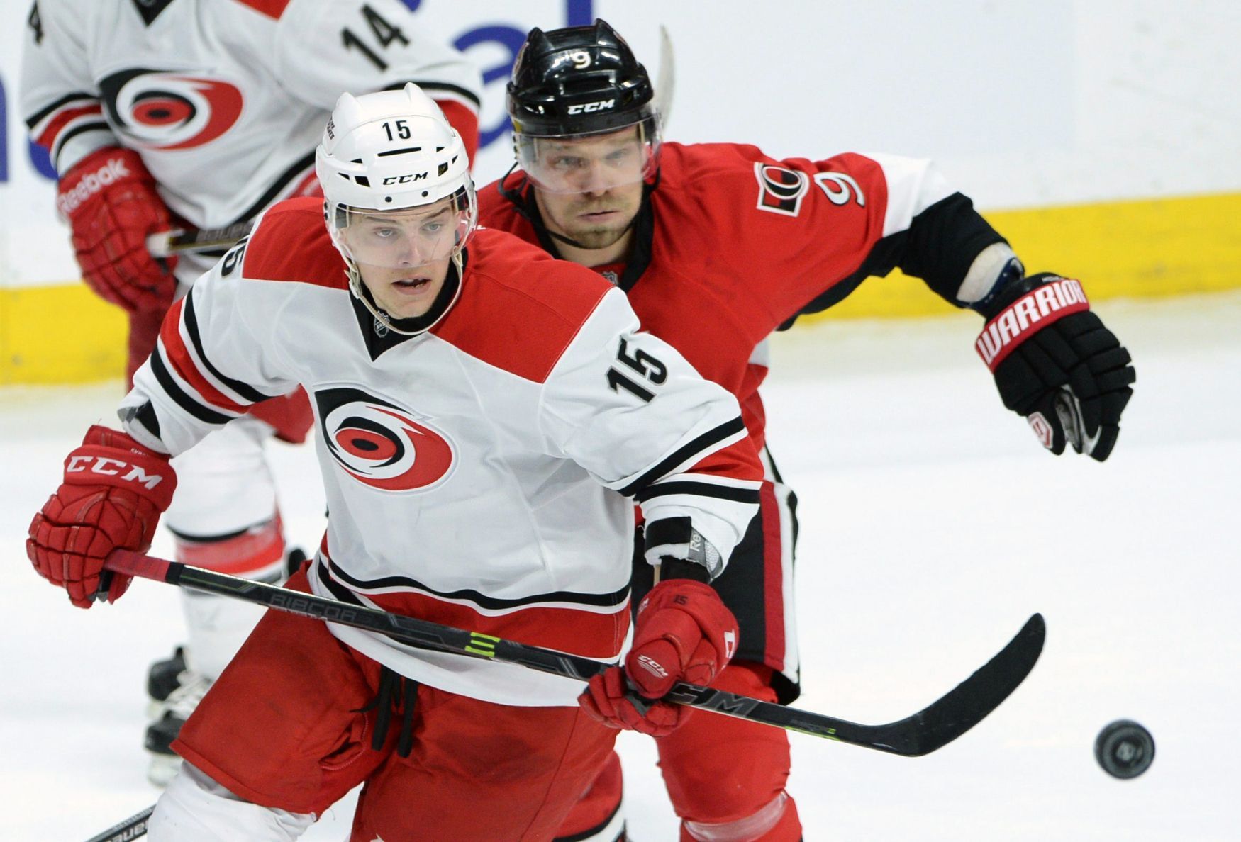 Andrej Nestrašil (Carolina) a Milan Michálek (Ottawa) v NHL 2014-15