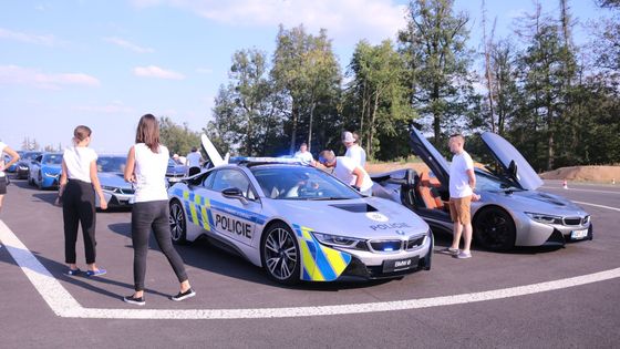 Policejní i8 na sebe strhávala pozornost.