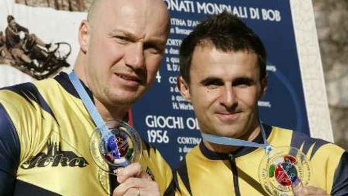 Ivo Danilevič (vlevo) a Roman Gomola se zlatou medailí pro mistry Evropy v dvojbobech.