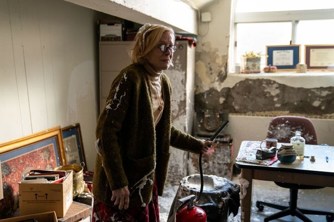 Holland Taylorová v roli Joan Hamblingové.