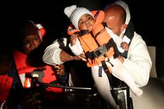 Italská pobřežní stráž zachránila za dva dny 8500 migrantů, kteří připluli z Afriky