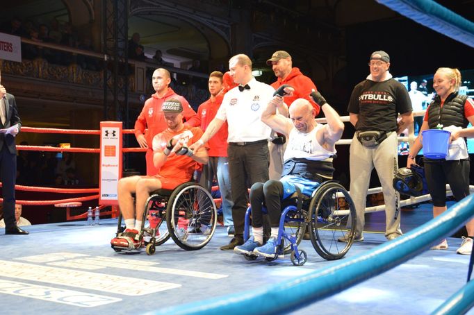 Tomáš Mošnička při své prvním a zatím jediném boxerském zápase v pražské Lucerně.