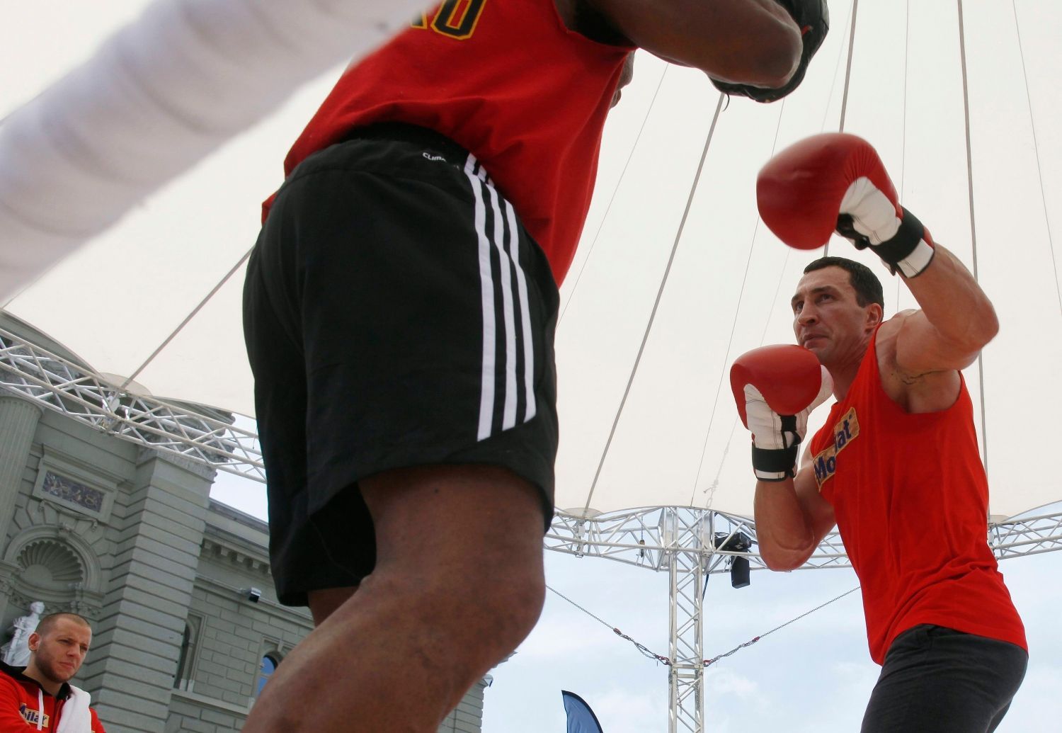 Ukrajinský boxer Vladimir Kličko před utkáním s Američanem Tony Thompsonem o titul Mistra těžké váhy IBF, WBA, WBO a IBO.