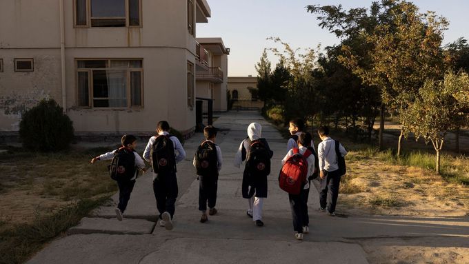 Afghánské děti na cestě do školy.