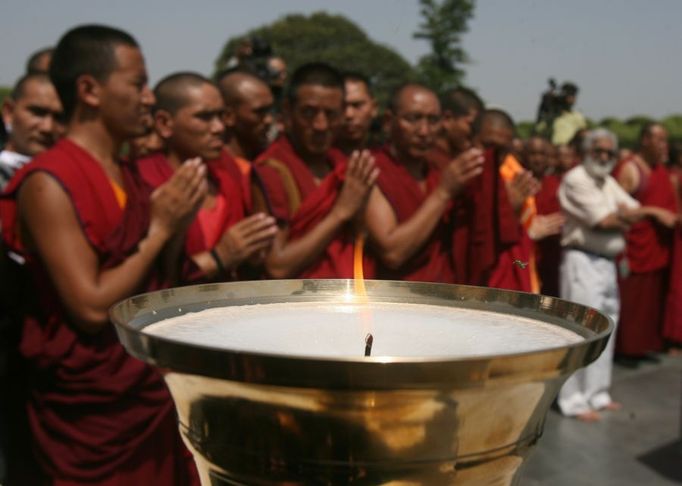 Tibetské mnichy jiná pochodeň nezajímá.