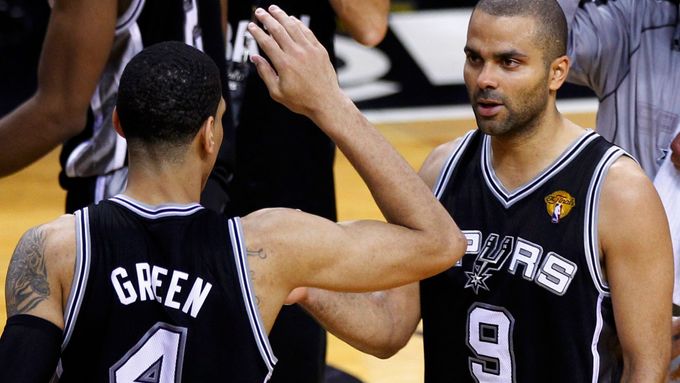 Basketbalisté Parker a Green oslavují vítězství Spurs