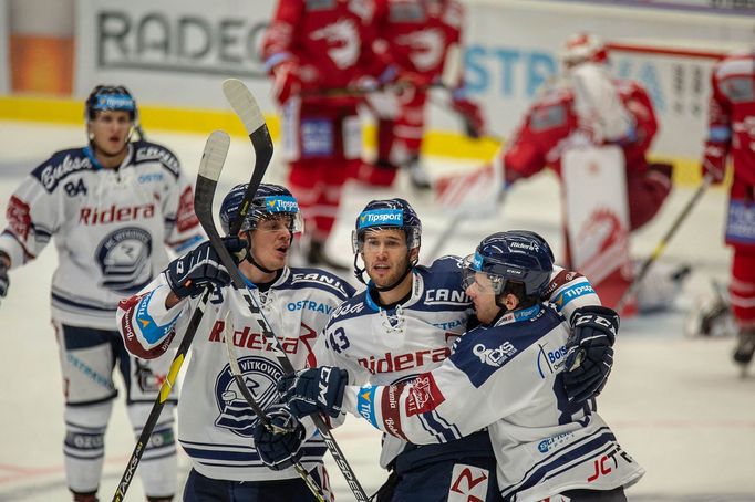 33. kolo hokejové Tipsport extraligy, Vítkovice - Třinec: Daniel Kurovský (43) a vítkovičtí hokejisté se radují z gólu na 2:3.