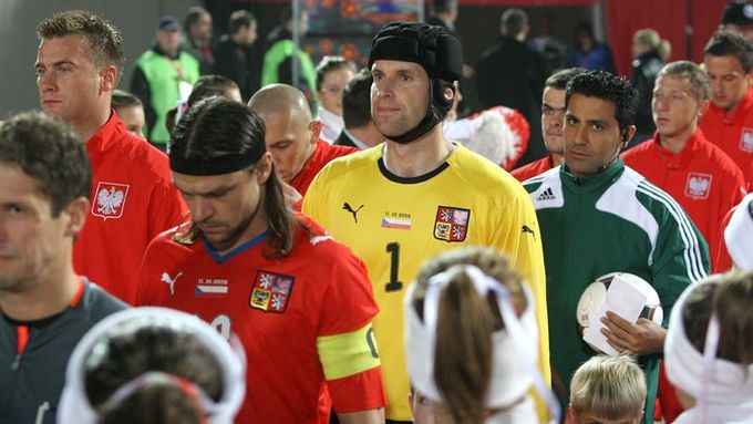 Kapitán Tomáš Ujfaluši a brankář Petr Čech nastupují na trávník Slezského stadionu.