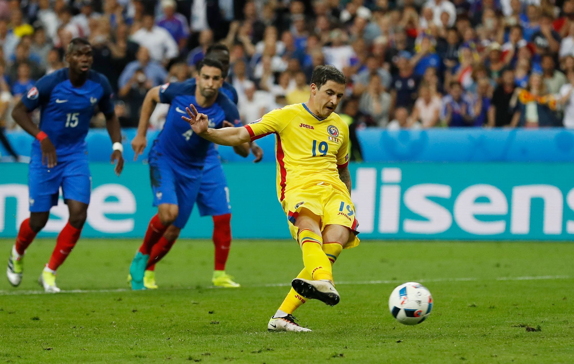 Euro 2016, Francie-Rumunsko: Bogdan Stancu dává z penalty gól na 1:1