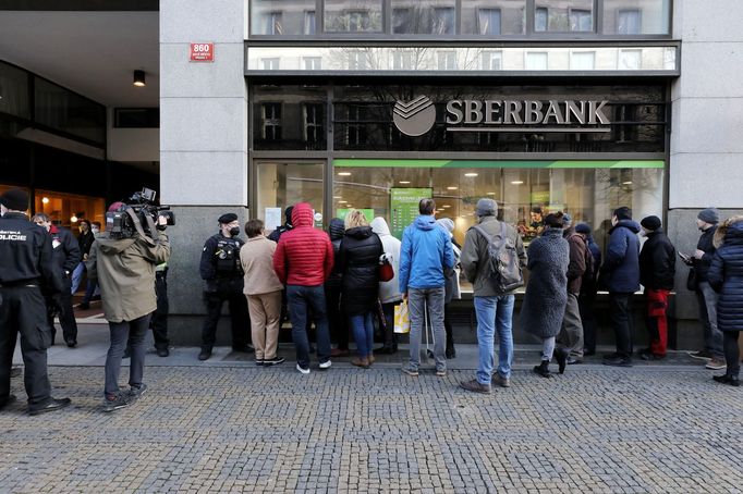 Fronta před pražskou pobočkou Sberbank.