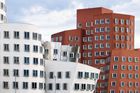 Pražský Tančící dům má v Düsseldorfu tři bratry. Fascinující architektura čtvrti Media Hafen