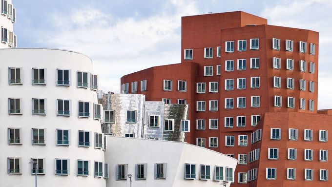 Když se řekne Düsseldorf, člověku se může vybavit: průmyslové město, ocelárny, chemičky... Ve skutečnosti tak nepůsobí. A najdete tam spousty krásné moderní architektury.