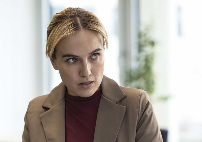 Tereza Ramba jako svérázná kapitánka Fousová v seriálu Docent.