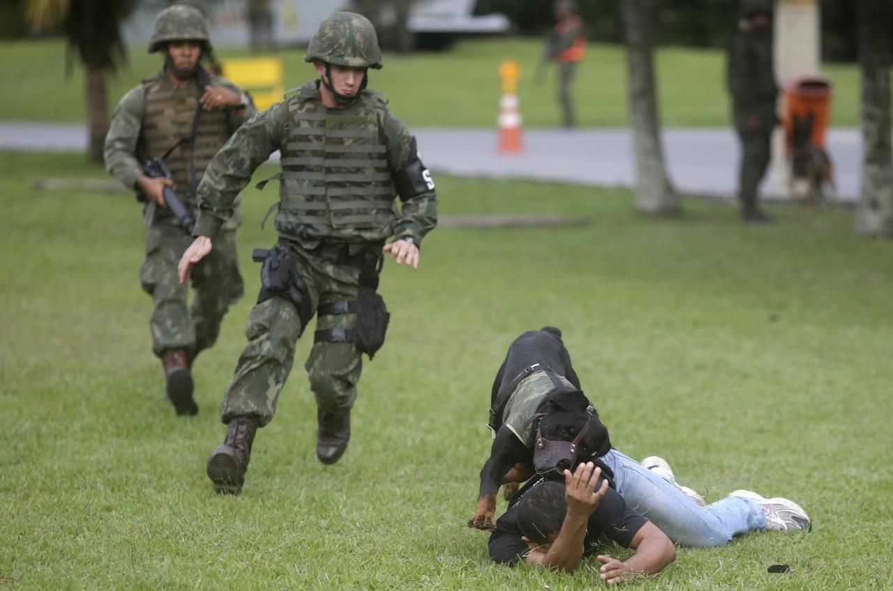 Fotogalerie: Jak vypadají militantní přípravy na fotbalový šampionát v Brazílii