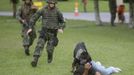 Members of the Brazilian Navy take part of an exhibition of their operational capacity to combat terrorist attacks and riots ahead of the FIFA Confederations Cup and World Youth Day in Rio de Janeiro May 27, 2013. REUTERS/Ricardo Moraes (BRAZIL - Tags: MILITARY SPORT SOCCER CIVIL UNREST) Published: Kvě. 27, 2013, 9:08 odp.