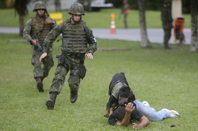 Members of the Brazilian Navy take part of an exhibition of their operational capacity to combat terrorist attacks and riots ahead of the FIFA Confederations Cup and World Youth Day in Rio de Janeiro May 27, 2013. REUTERS/Ricardo Moraes (BRAZIL - Tags: MILITARY SPORT SOCCER CIVIL UNREST) Published: Kvě. 27, 2013, 9:08 odp.