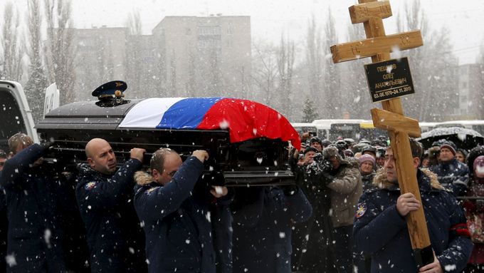 Pohřeb ruského pilota, sestřeleného 24.listopadu nad turecko-syrskou hranicí.
