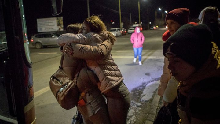 Foto: Ženy prchají, muži jedou narukovat. Situace na slovensko-ukrajinské hranici; Zdroj foto: Honza Mudra
