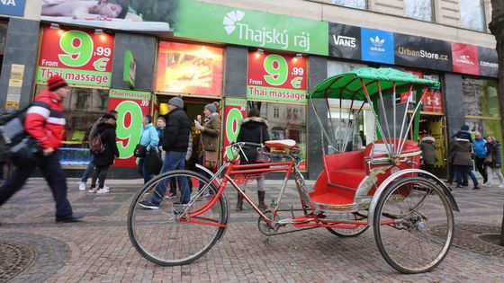 Degradace veřejných prostranství v Praze. Ulice města hyzdí přemíra reklamy a dopravních značek