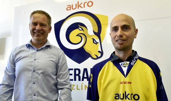 Martin Hosták nové logo a partnera klubu představil spolu se zakladatelem Aukra Václavem Liškou. Aukční portál byl ve Zlíně založen.
