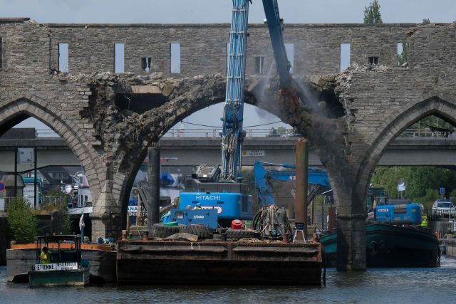 Bourání středověkého mostu v belgickém Tournai