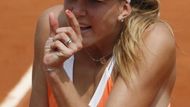 Nicole Vaidišová ukazuje jak daleko byl míček v autu během čtvrfinále French Open.