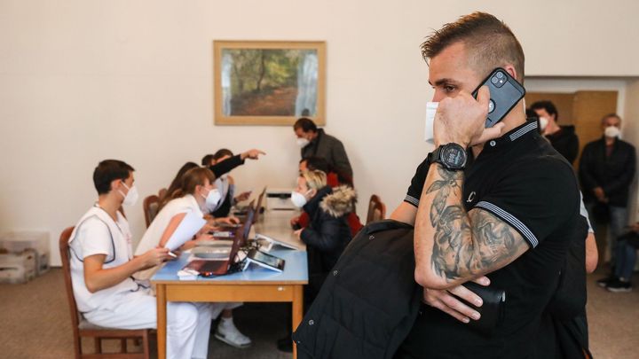 Jsem tu pro papír, abych mohl do hospody. Očkování láká hlavně kvůli placeným testům; Zdroj foto: Jakub Plíhal