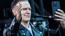 Bryan Adams při červnovém koncertu v dánském Odense.