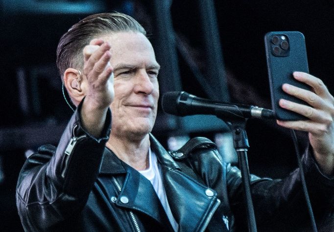 Bryan Adams při červnovém koncertu v dánském Odense.