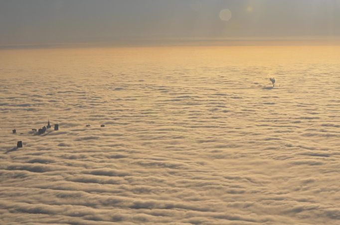 The tops of high rise buildings stick out from a blanket of think fog covering Warsaw early morning October 12, 2012. Picture taken October 12, 2012. REUTERS/Mateusz Olszowy (POLAND - Tags: CITYSPACE ENVIRONMENT) Published: Lis. 21, 2012, 3:53 odp.