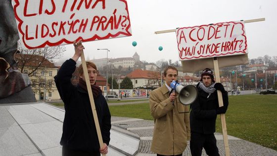 Legrace o otrokářství, vraždění a právu na byznys