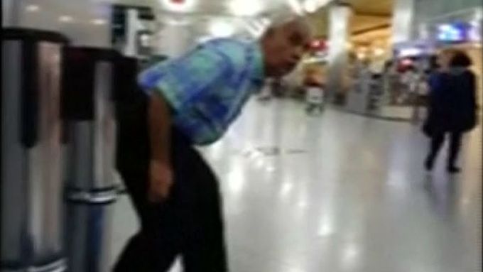 Záběry, které natočili pasažéři, ukazují paniku mezi lidmi krátce po teroristickém útoku na mezinárodním istanbulském letišti.