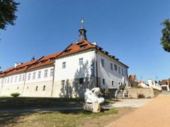 Dobřichovický zámek - historické centrum, jedno z kulturních a společenských center města. Sotva ho na přelomu tisíciletí opravili, ocitl se v srpnu 2002 pod vodou...