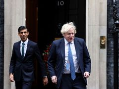Rishi Sunak (vlevo) s britským premiérem Borisem Johnsonem před Downing Street 10.