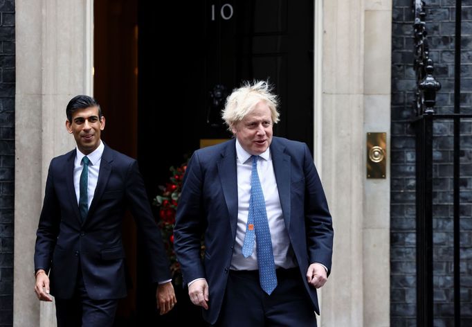 Rishi Sunak (vlevo) s britským premiérem Borisem Johnsonem před Downing Street 10.