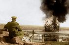 Voják britské armády pozoruje výbuch při bitvě na Sommě, která se tu odehrála v roce 1916 a patřila k nejkrvavějším bojům první světové války.