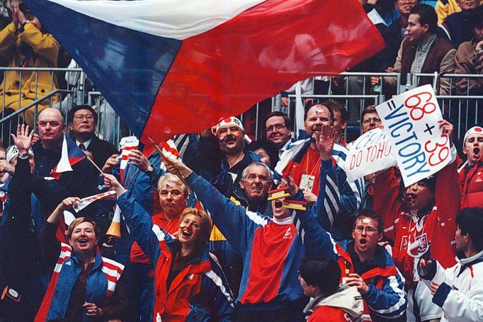 Příznivci a příbuzní českých hokejistů fandí při finále v Naganu 1998