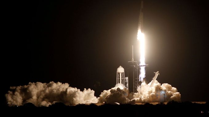 Start rakety Falcon 9 společnosti SpaceX, která k Mezinárodní vesmírné stanici doveze vesmírnou loď Crew Dragon s posádkou.