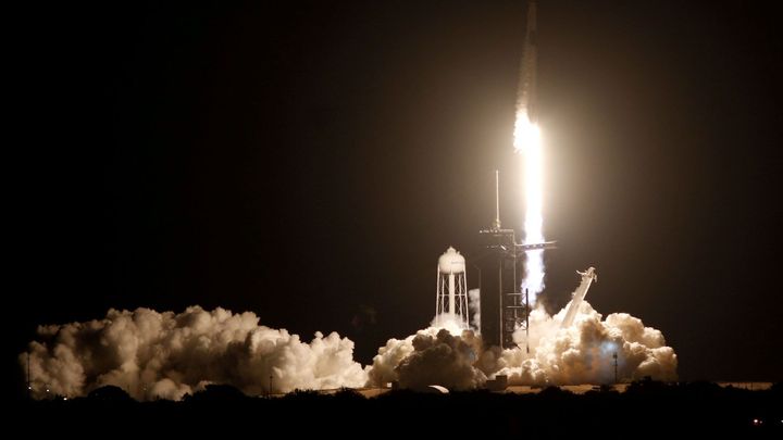 Vesmírná loď Crew Dragon dorazila k ISS, čtyři astronauti zůstanou do dubna