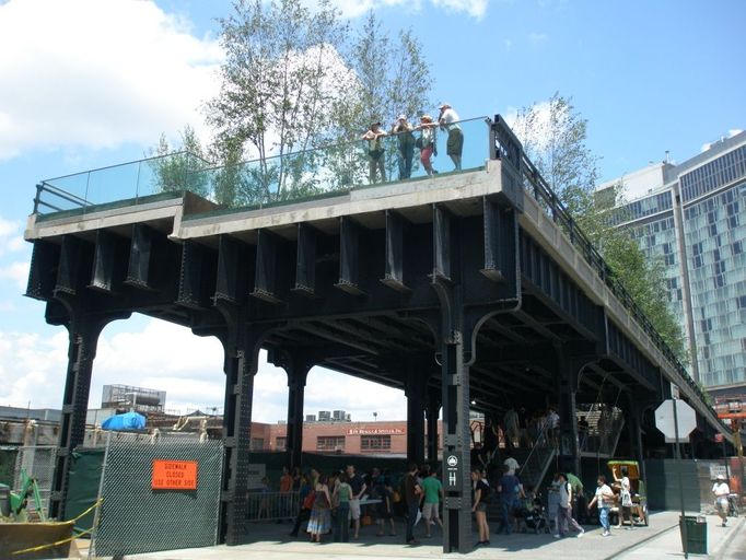 Konverze staré železniční dráhy na zahradní, odpočinkovou a vyhlídkovou promenádu vedoucí nad New Yorkem. Navrhl ateliér James Corner Field Operations.