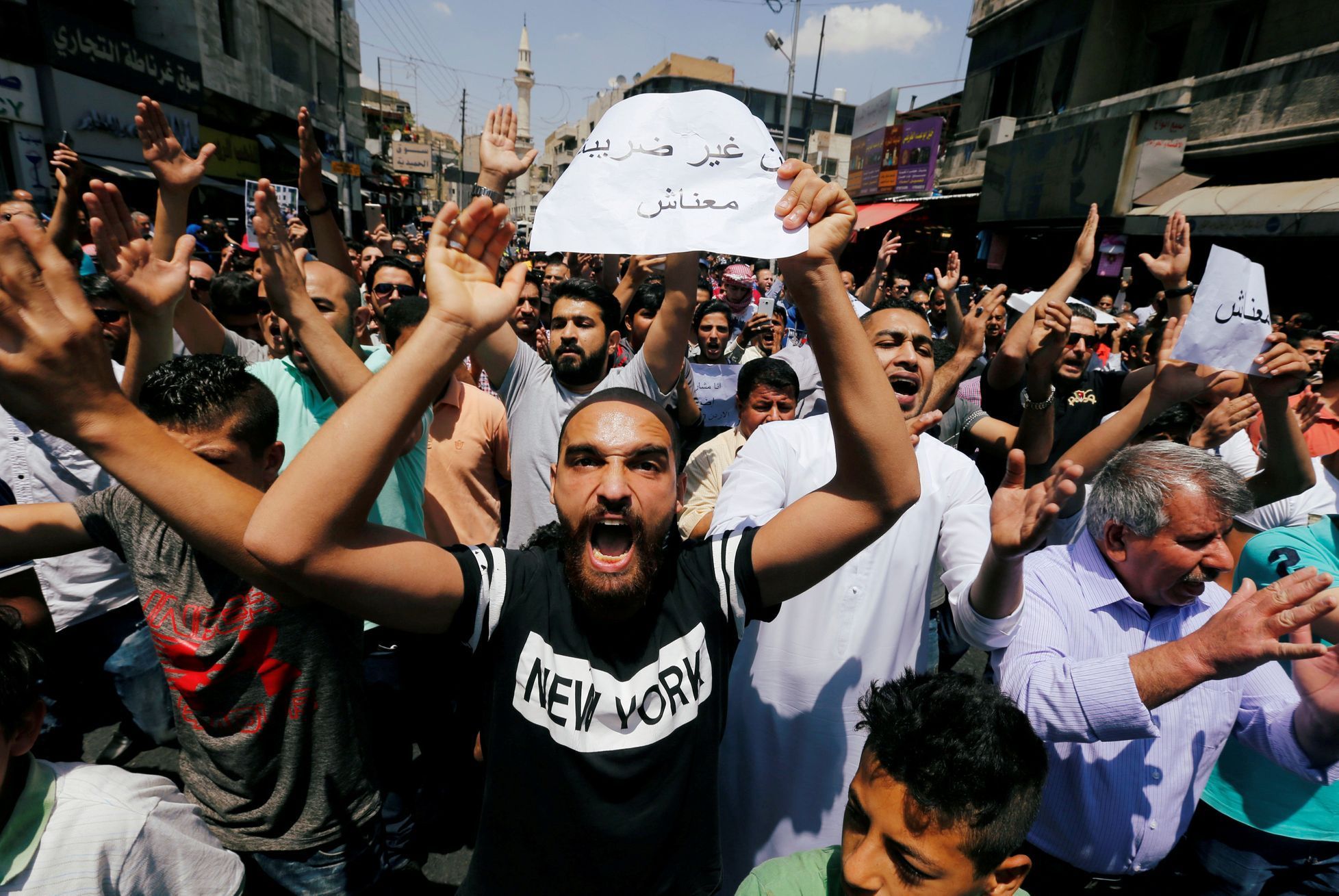 "Nemáme peníze," hlásá cedule. Protesty v Jordánsku kvůli úsporným opatřením.