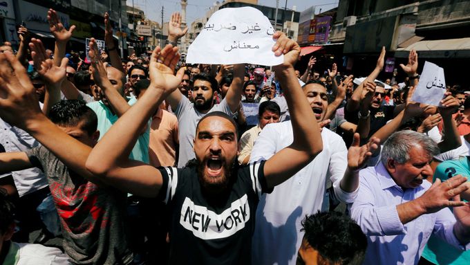 "Nemáme peníze," hlásá cedule. Protesty v Jordánsku kvůli úsporným opatřením.
